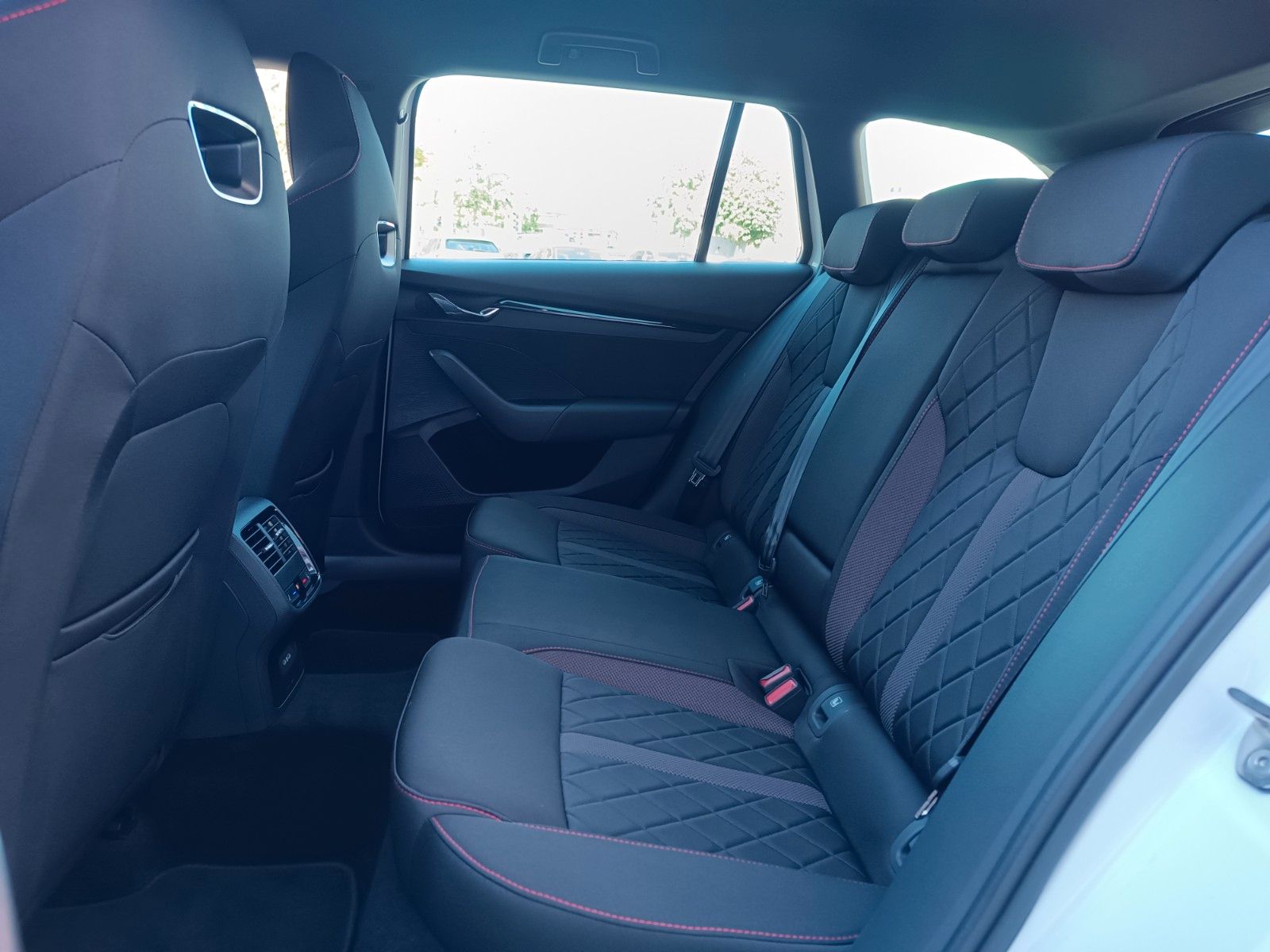 Fahrzeugabbildung SKODA Octavia Combi RS 2.0 TDI 147kW DSG ACC,