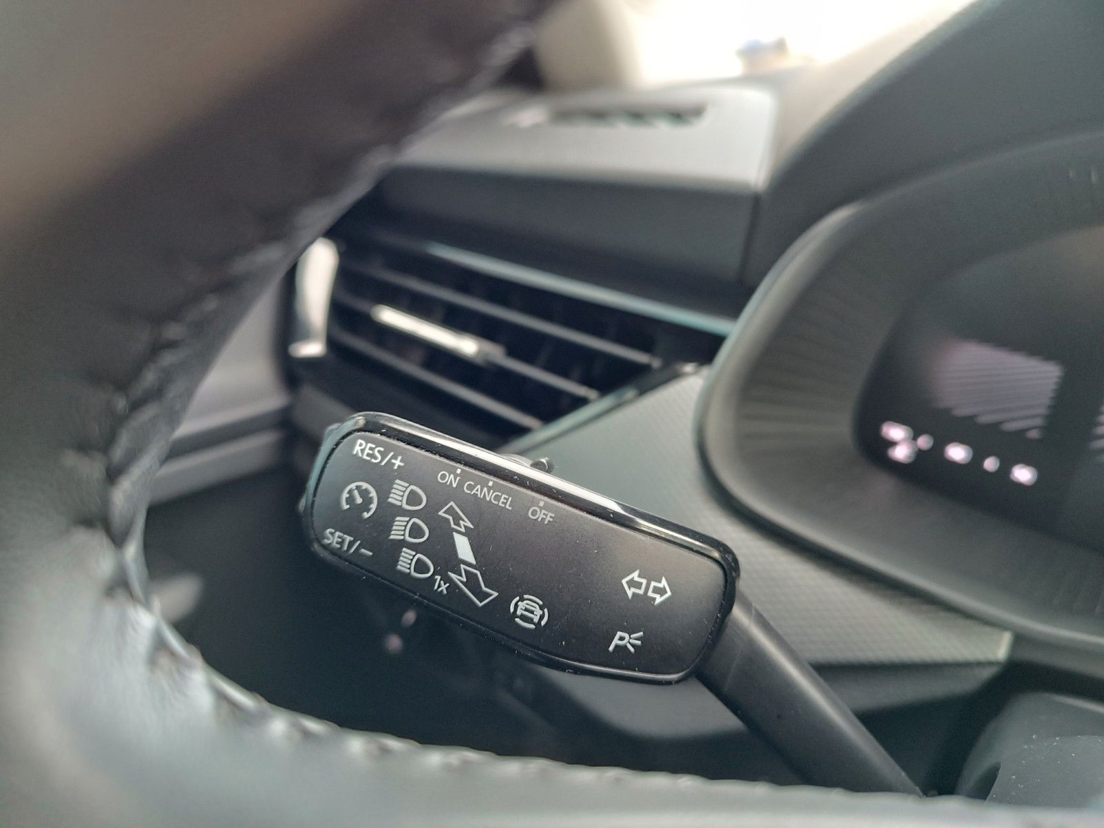 Fahrzeugabbildung SKODA Kamiq Essence 1.0 TSI 70kW SHZ, FSE, LED, PDC