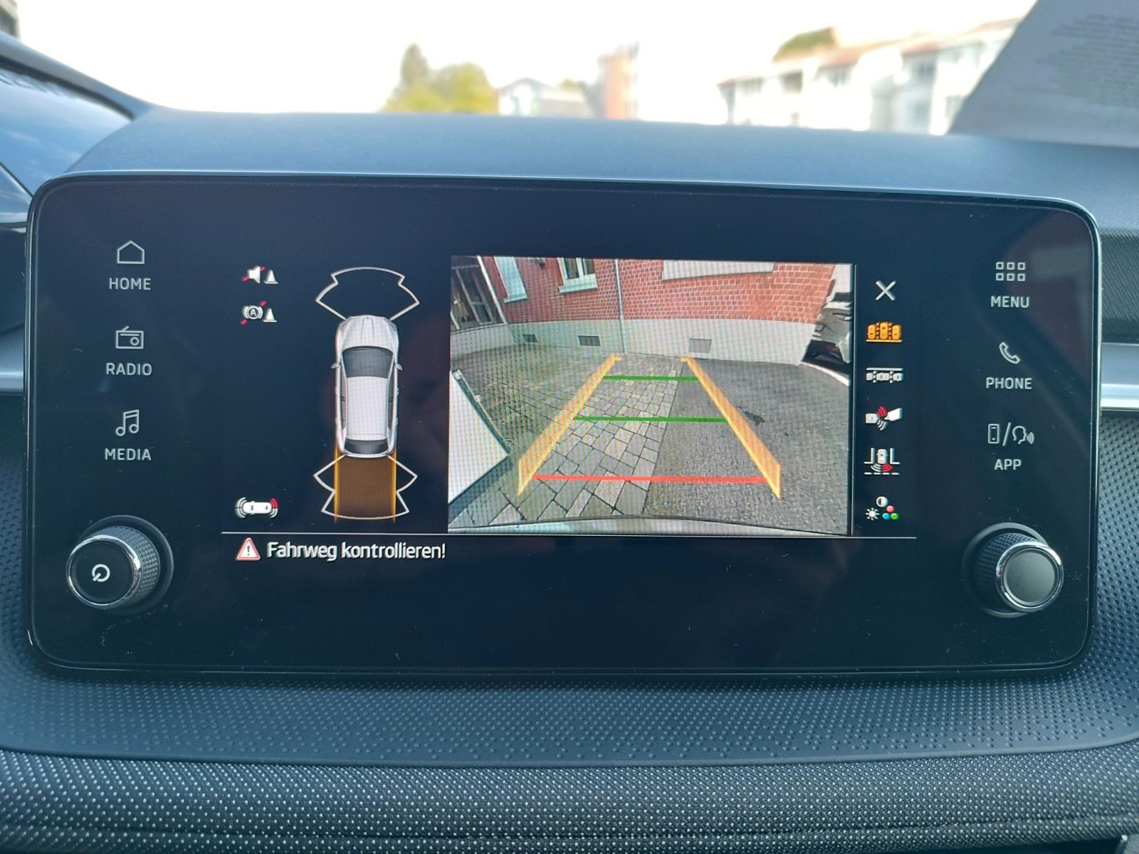Fahrzeugabbildung SKODA Fabia Tour 1.0l TSI 85kW DSG LED,KAMERA,PDC,SHZ