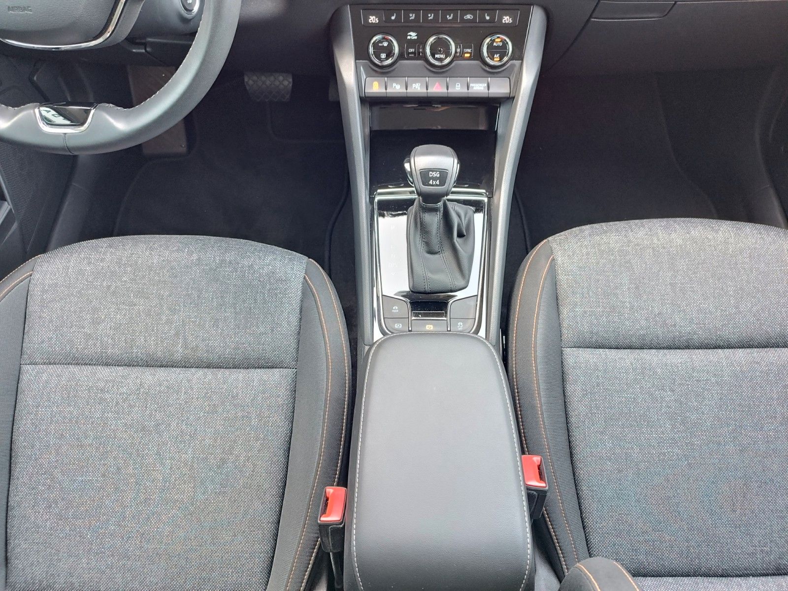 Fahrzeugabbildung SKODA Karoq Clever 2.0 TDI DSG 110kW 4x4 AHK, 360°