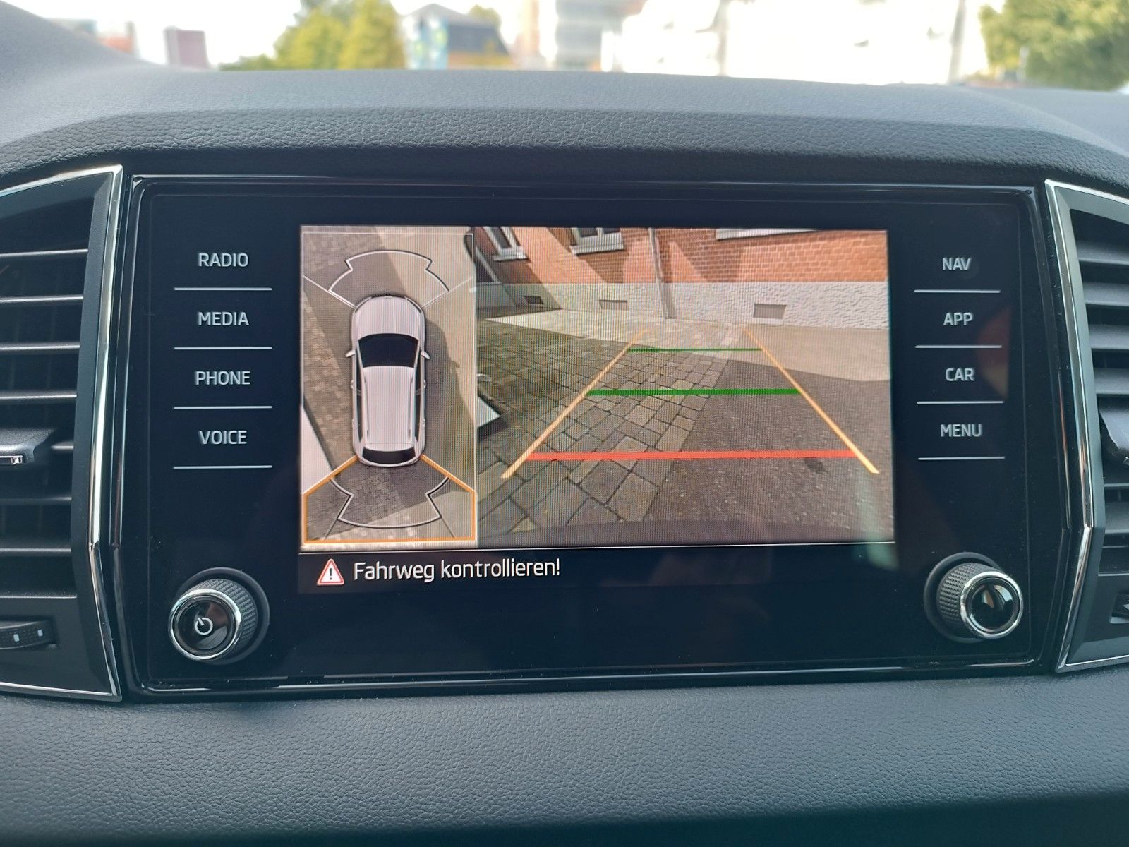 Fahrzeugabbildung SKODA Karoq Clever 2.0 TDI DSG 110kW 4x4 AHK, 360°