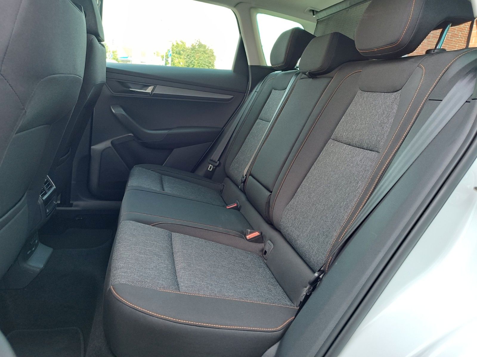 Fahrzeugabbildung SKODA Karoq Clever 2.0 TDI DSG 110kW 4x4 AHK, 360°