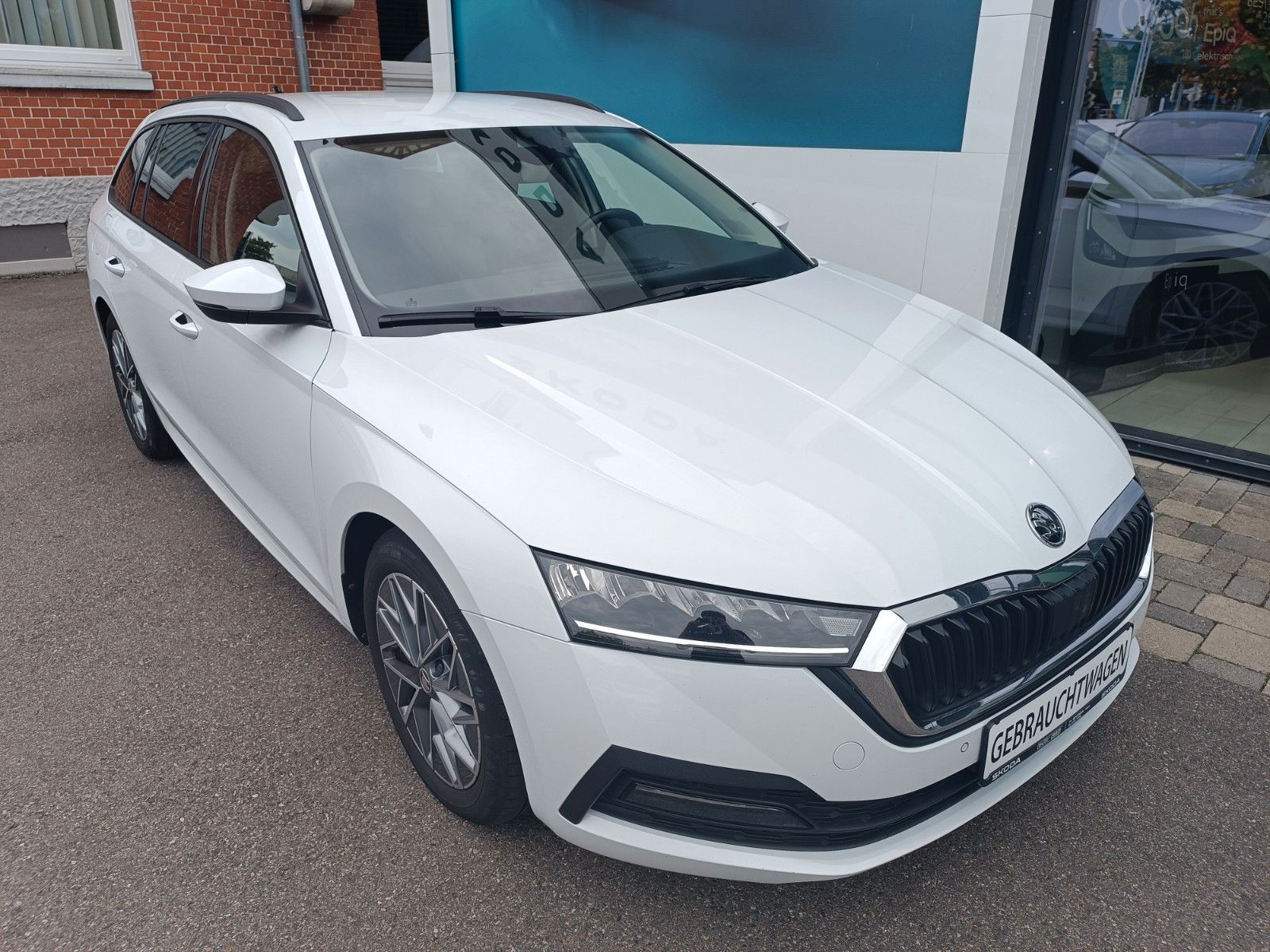 Fahrzeugabbildung SKODA Octavia Combi Tour 2.0 TDI DSG 110kW Standheiz.