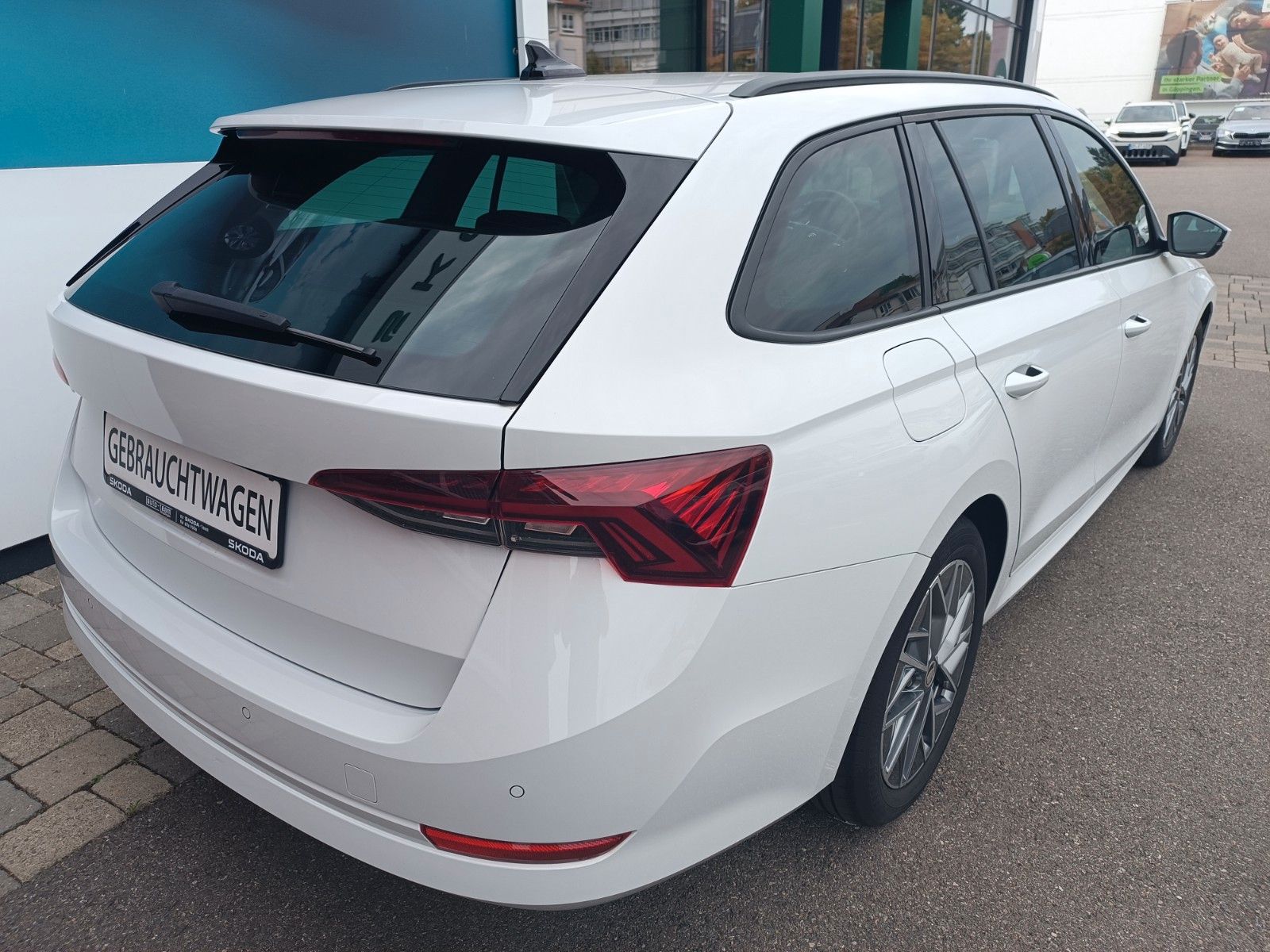Fahrzeugabbildung SKODA Octavia Combi Tour 2.0 TDI DSG 110kW Standheiz.