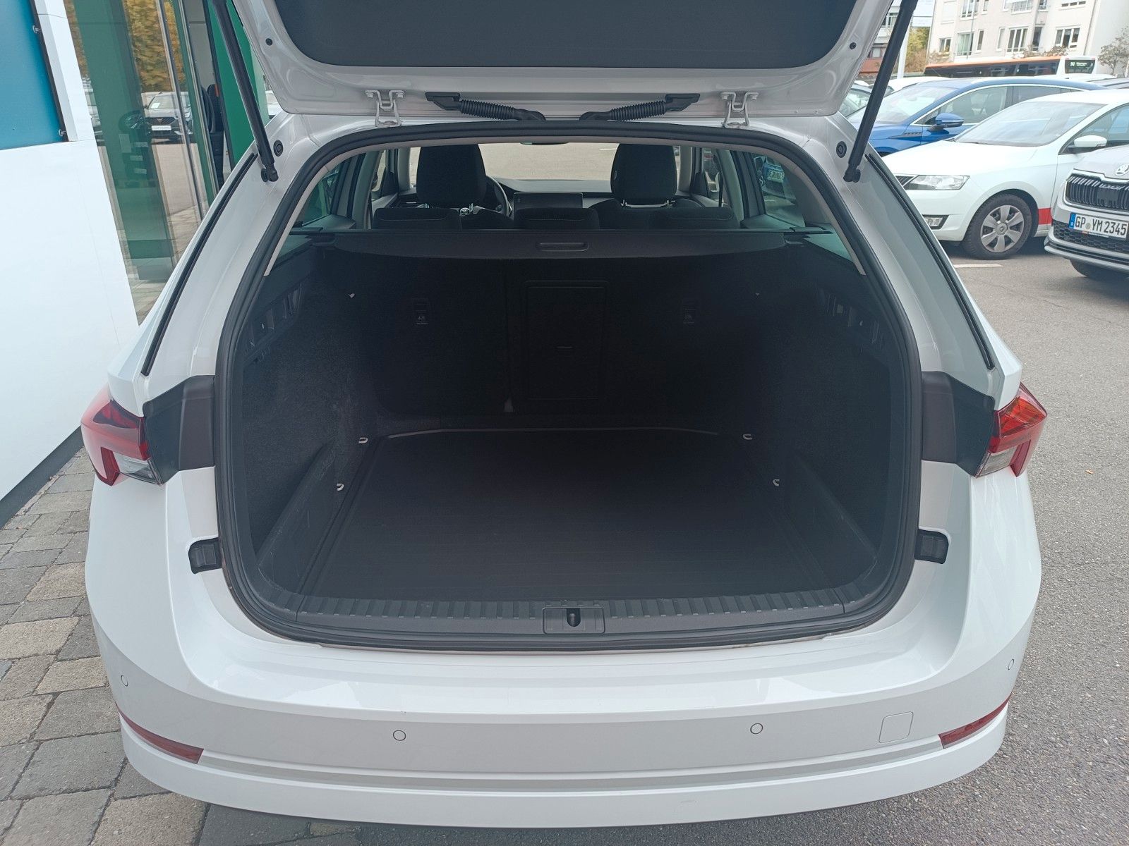 Fahrzeugabbildung SKODA Octavia Combi Tour 2.0 TDI DSG 110kW Standheiz.