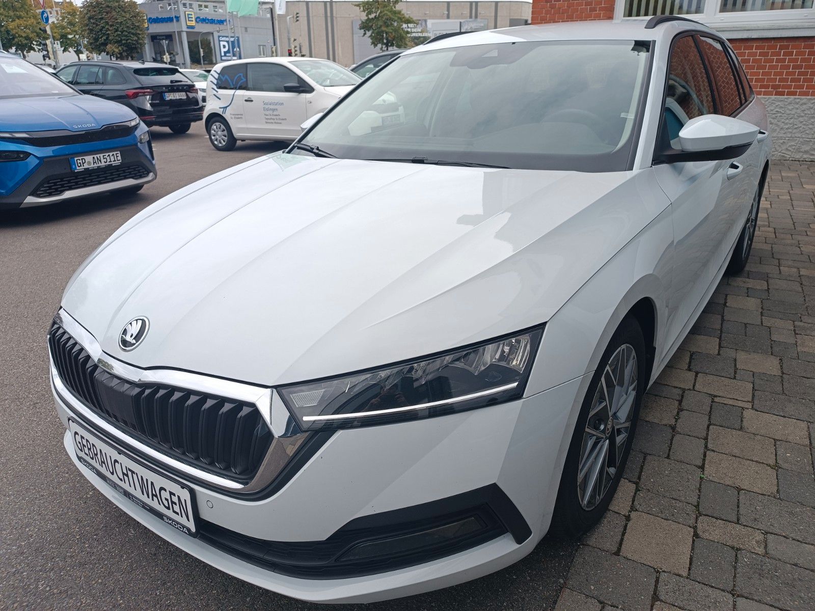 Fahrzeugabbildung SKODA Octavia Combi Tour 2.0 TDI DSG 110kW Standheiz.