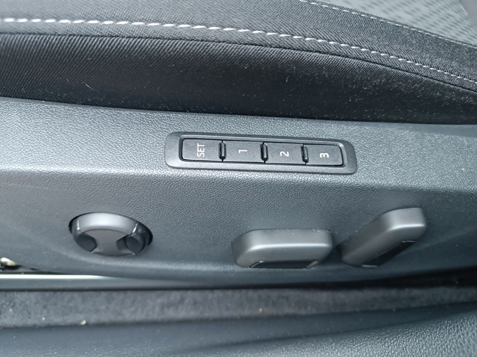Fahrzeugabbildung SKODA Octavia Combi Style 2.0 TDI DSG NAV, LED