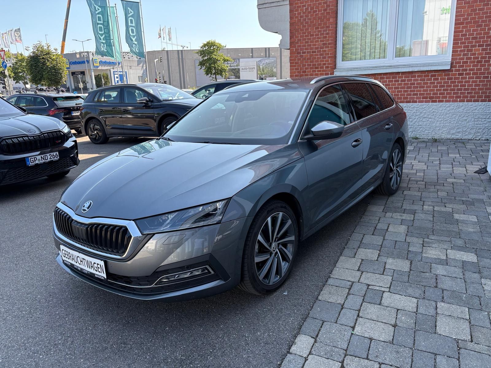 Fahrzeugabbildung SKODA Octavia Combi Style 2.0 TDI DSG AHK NAV ACC