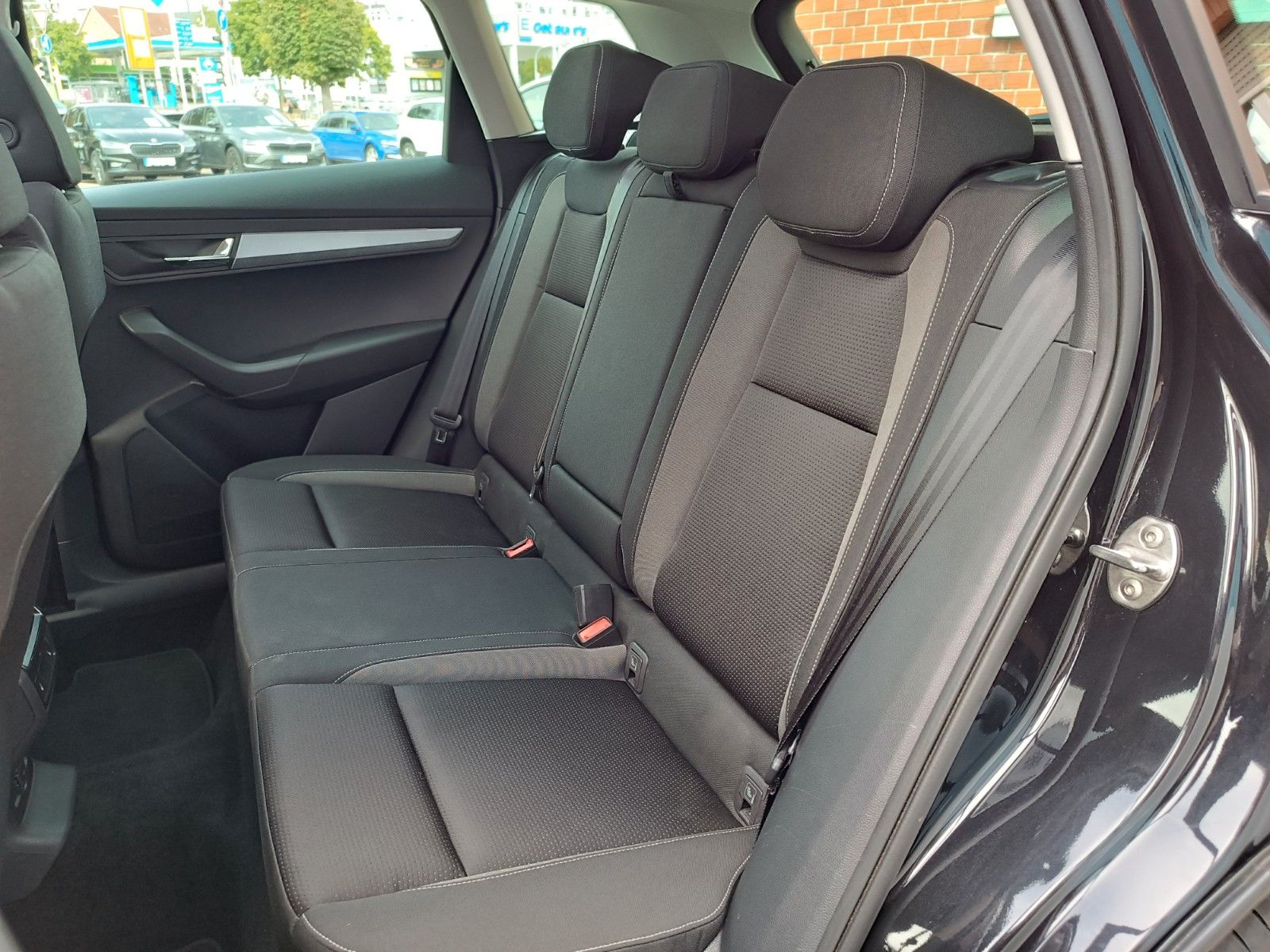 Fahrzeugabbildung SKODA Karoq Tour 2.0 TDI 85kW 6 Gang Schaltgetr. AHK
