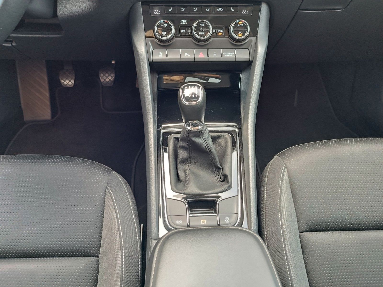 Fahrzeugabbildung SKODA Karoq Tour 2.0 TDI 85kW 6 Gang Schaltgetr. AHK