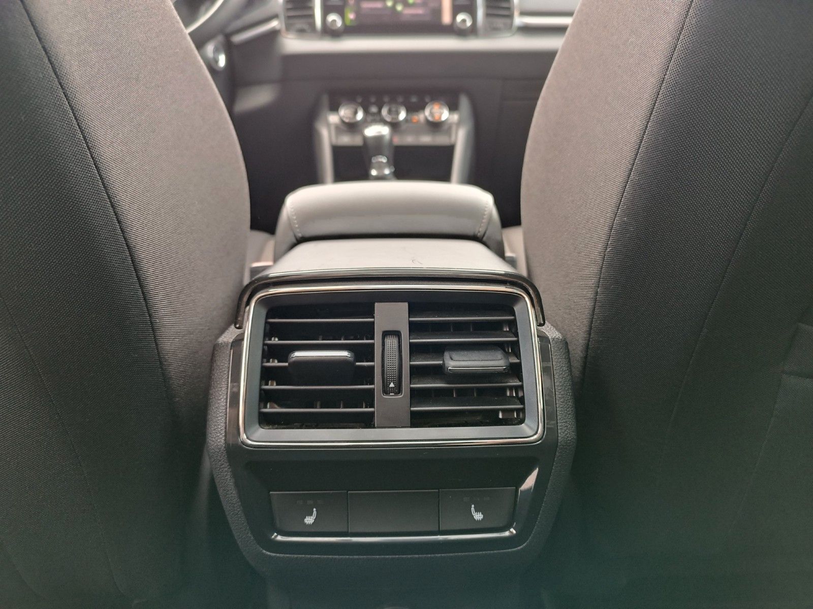 Fahrzeugabbildung SKODA Karoq Tour 2.0 TDI 85kW 6 Gang Schaltgetr. AHK