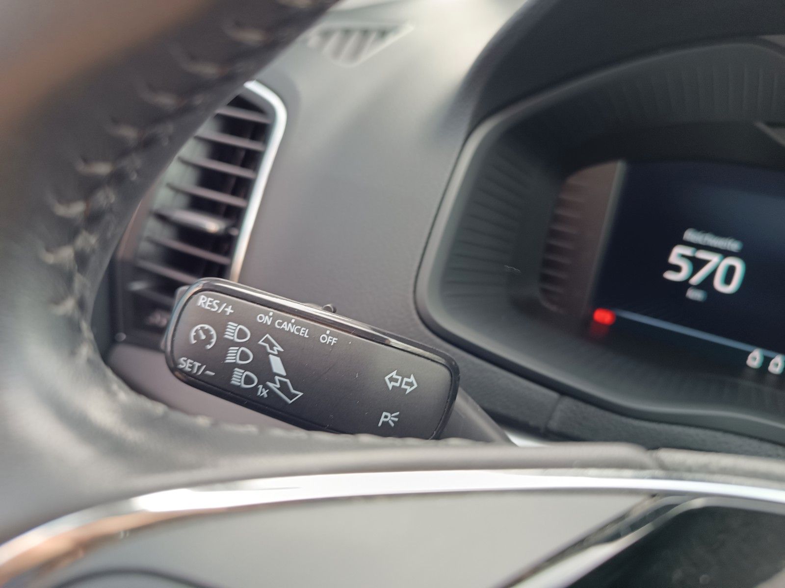 Fahrzeugabbildung SKODA Karoq Tour 2.0 TDI 85kW 6 Gang Schaltgetr. AHK