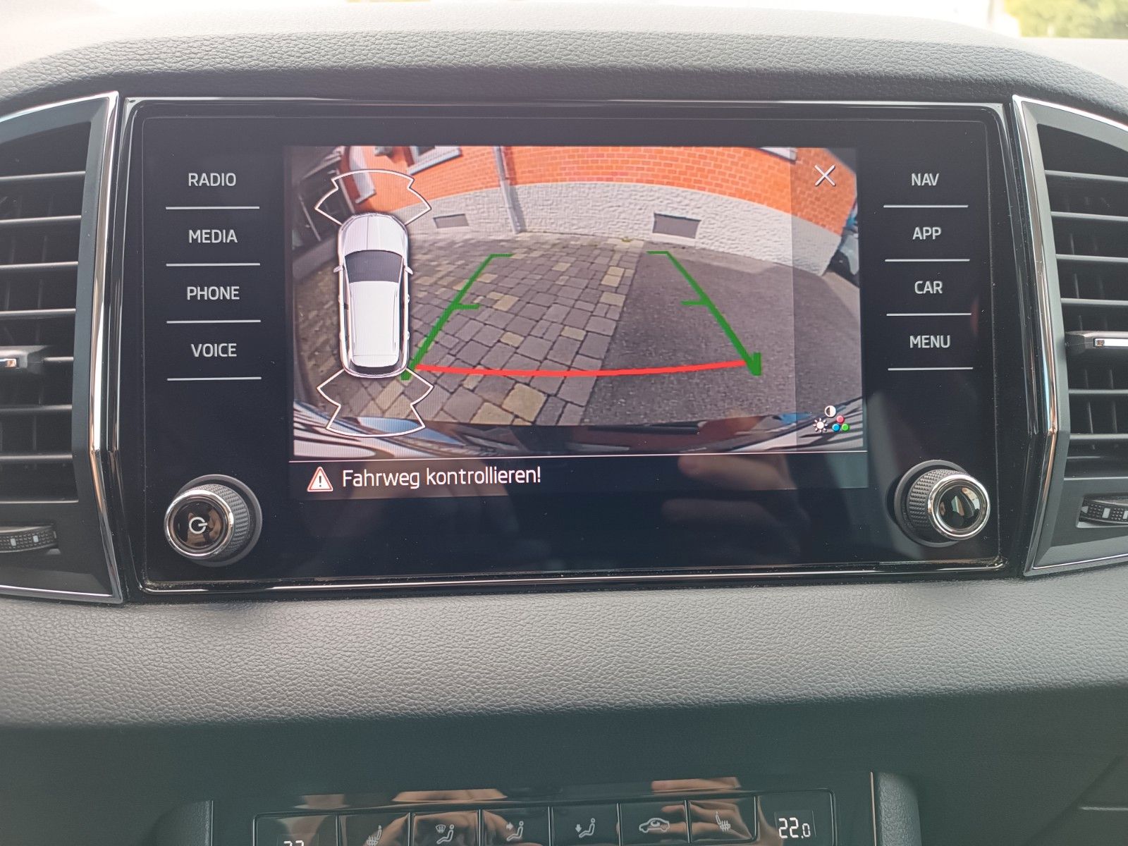Fahrzeugabbildung SKODA Karoq Tour 2.0 TDI 85kW 6 Gang Schaltgetr. AHK