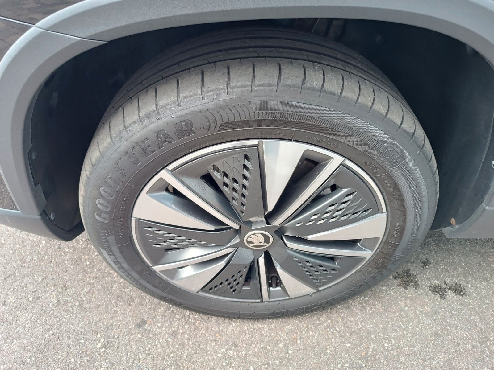 Fahrzeugabbildung SKODA Karoq Tour 2.0 TDI 85kW 6 Gang Schaltgetr. AHK