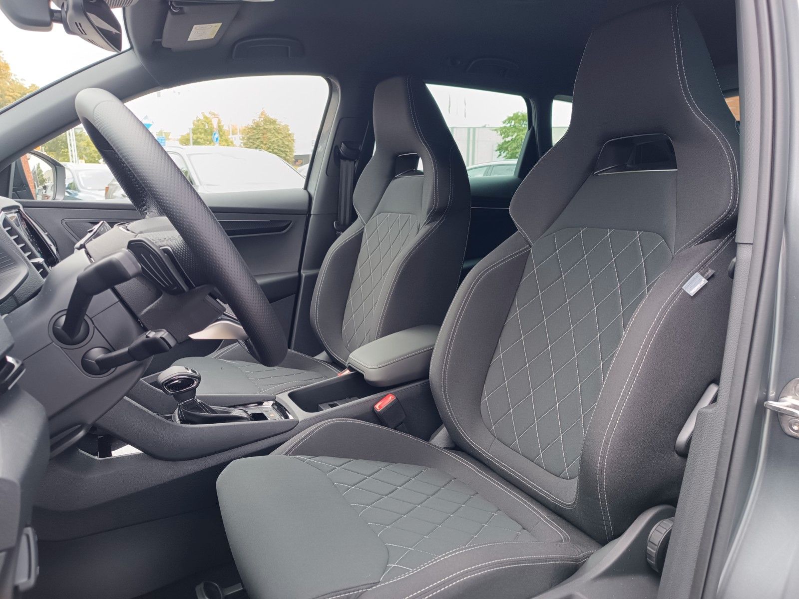 Fahrzeugabbildung SKODA Karoq Sportline 2.0 TDI, DSG, ACC, AHK, SH, PDC