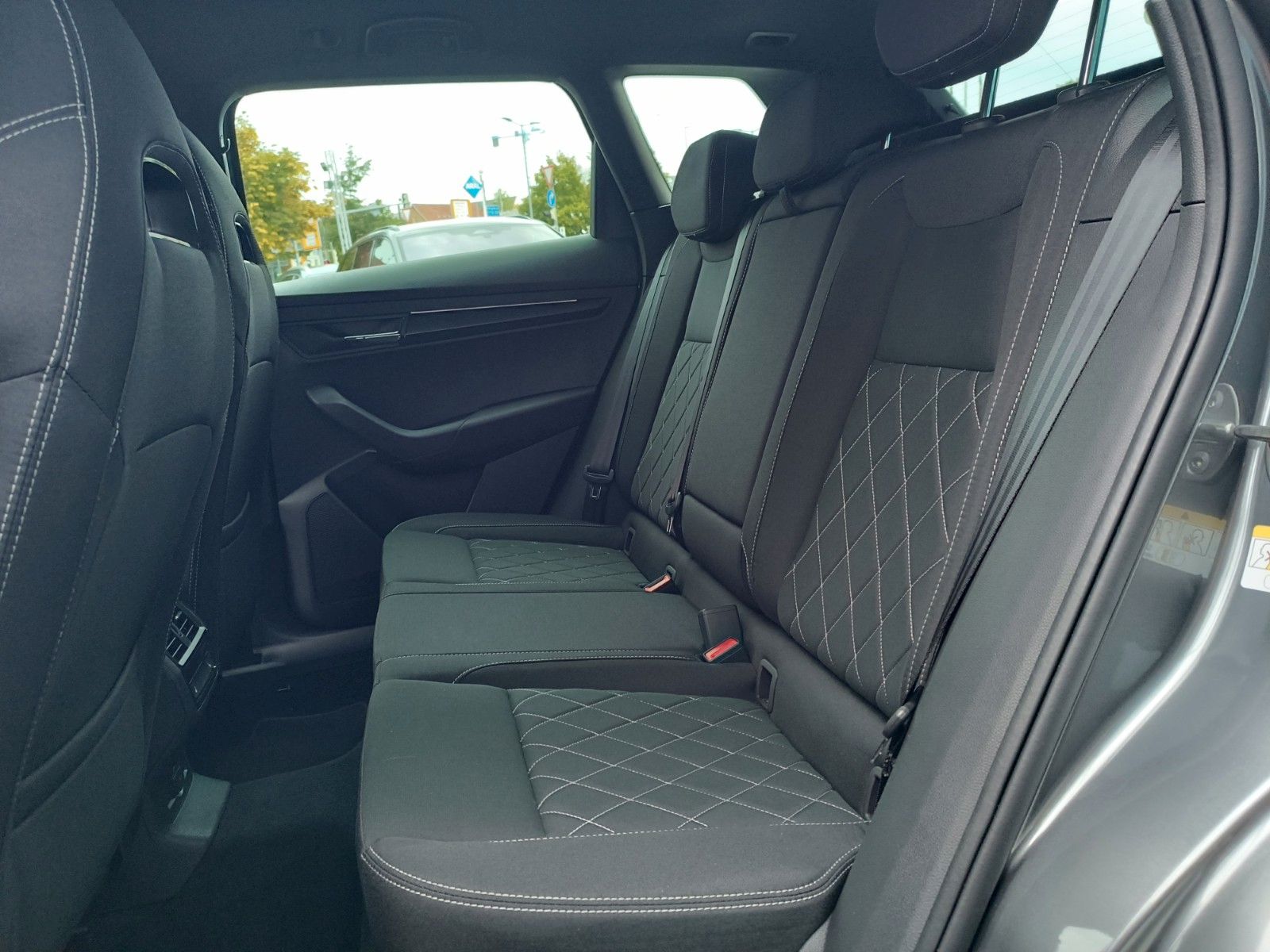 Fahrzeugabbildung SKODA Karoq Sportline 2.0 TDI, DSG, ACC, AHK, SH, PDC