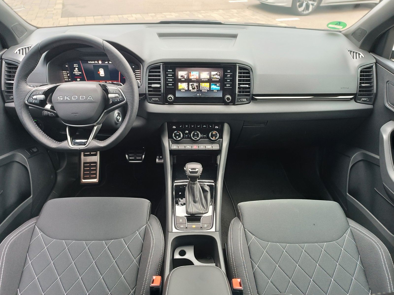 Fahrzeugabbildung SKODA Karoq Sportline 2.0 TDI, DSG, ACC, AHK, SH, PDC