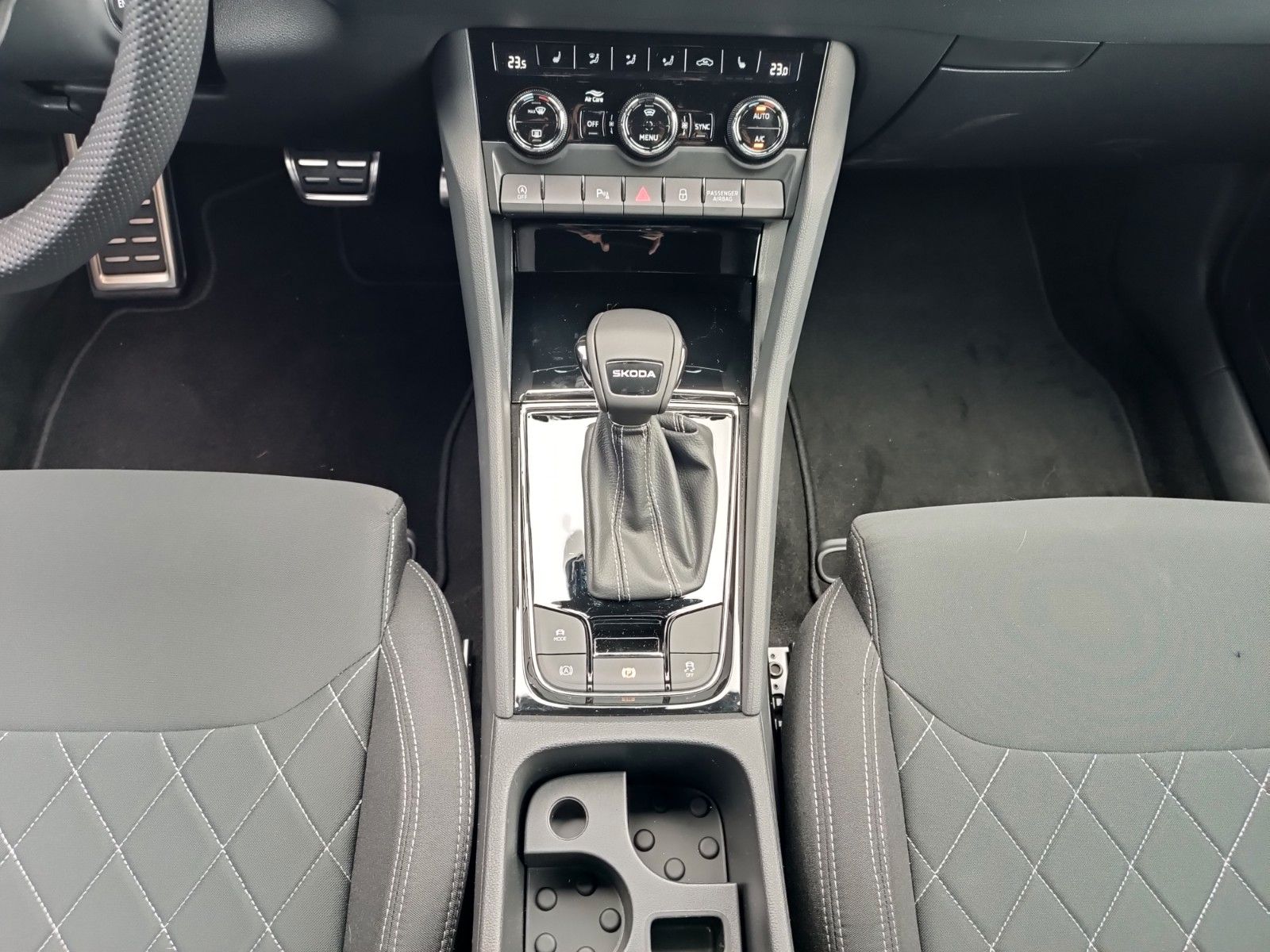 Fahrzeugabbildung SKODA Karoq Sportline 2.0 TDI, DSG, ACC, AHK, SH, PDC