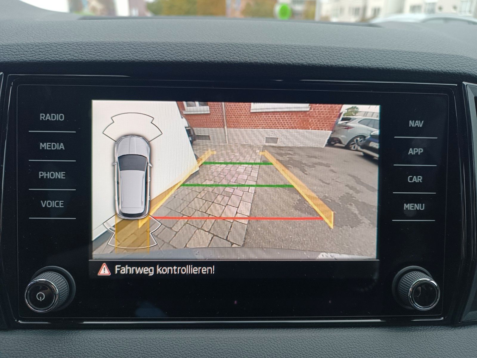 Fahrzeugabbildung SKODA Karoq Sportline 2.0 TDI, DSG, ACC, AHK, SH, PDC
